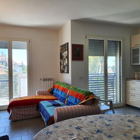 Casa Di Clara Lägenhet San Bartolomeo Al Mare Exteriör bild