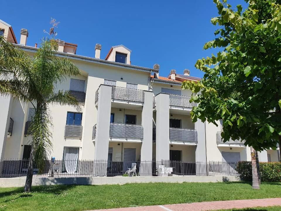 Casa Di Clara Lägenhet San Bartolomeo Al Mare Exteriör bild